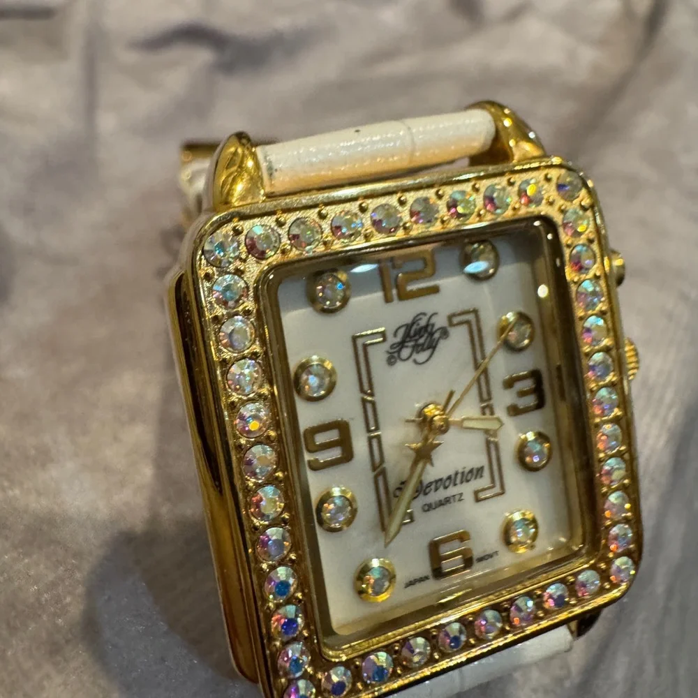 N/A gold tone